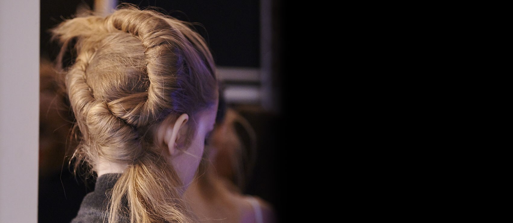 Backstage Véronique Leroy Spring-Summer 2016 collection Fashion Week hair bun | René Furterer Backstage Véronique Leroy Spring-Summer 2016 collection Fashion Week hair bun | René Furterer